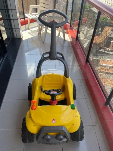 Mini Carro a Pedal Infantil