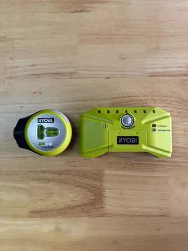 Nível Laser Ryobi AirGrip com Sucção a Vácuo + Detector de Vigas Ryobi USA