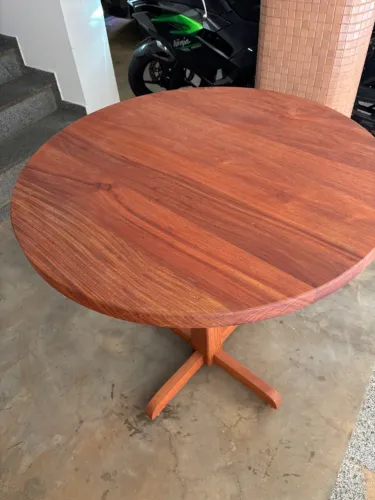 Mesa de madeira de lei