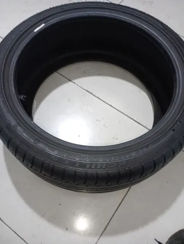 Dois pneus usados 234/40 ZR18