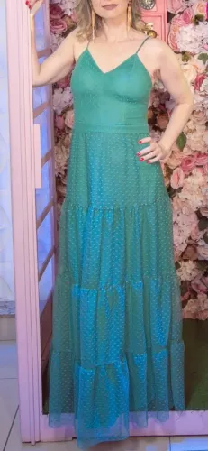 Vestido de Festa Longo Verde de Tule Poá com Fenda na Saia. Tam. P