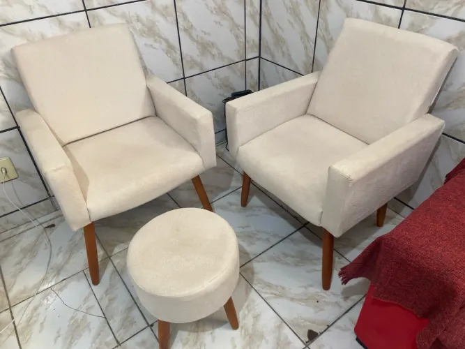 Vendo Duas poltronas Na cor bege, perfeito estado (acompanha puff *93