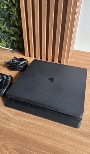 PlayStation 4 Slim 1TB + 2 Jogos - Versão 13.02 - Excelente Estado