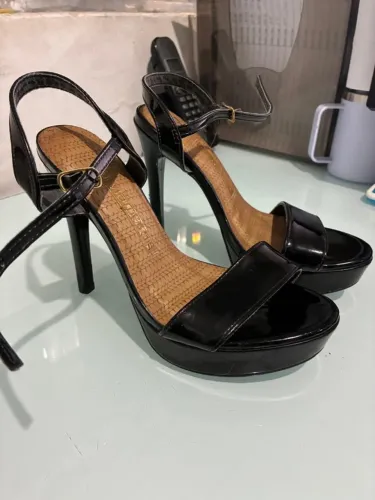 Sandália salto fino 12cm preta meia pata viamarte 80,00