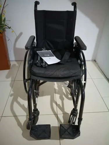 Cadeira de rodas dobrável