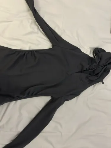 Camiseta feminina manga longa com capuz