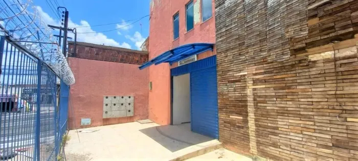 Prédio Comercial no Centro de Maracanaú, Ideal para Clínicas, Escolas, etc.
