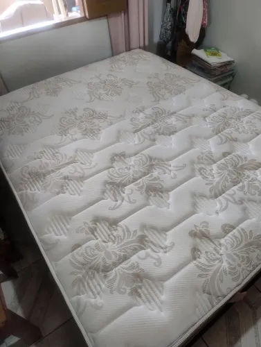 Cama Queen semi nova 