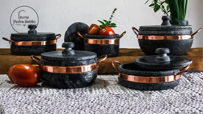 Panelas e utensílios domésticos produzidos em pedra.