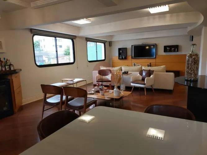 Amplo apartamento em excelente localização no Anália Franco.