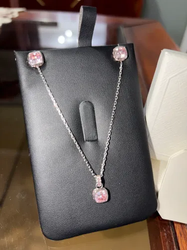 Conjunto Swarovski original com par de brincos e colar pedra rosa claro 