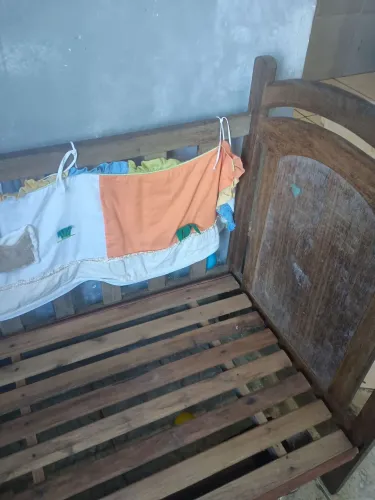 Berço infantil de madeira