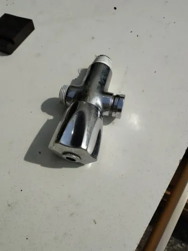 Doa-se registro Deca de metal para ducha higiênica.