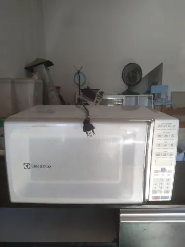 MICRO-ONDAS 36 LITROS ELECTROLUX.