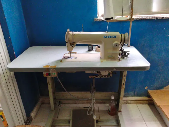 Máquina de costura reta industrial