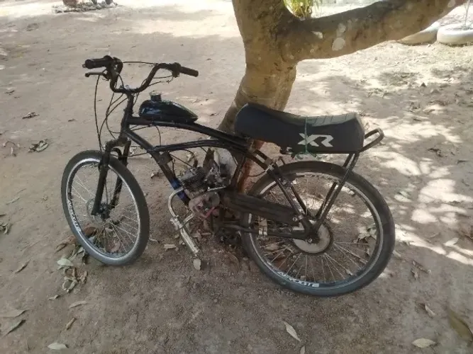 Uma bicicleta motorizada 