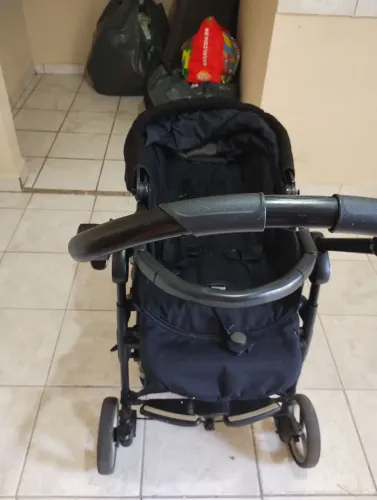 Carinho de bebê sim novo em ótimo estado leva um cobertor de bebê e um canguru de brindes 