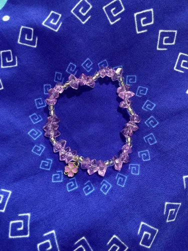 pulseira feminina lilás com pingente de trevo - delicada