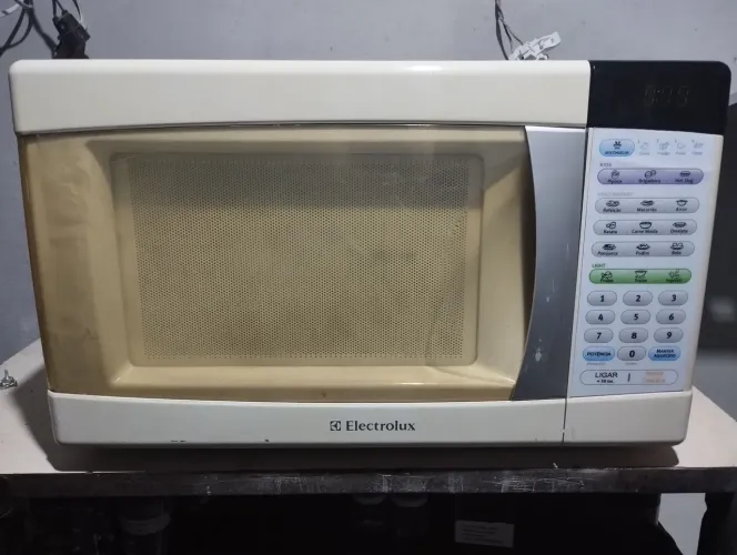 Vendo microondas Electrolux de 28 litros.