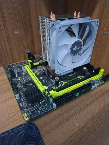 Placa mae junto de processador e coller rgb