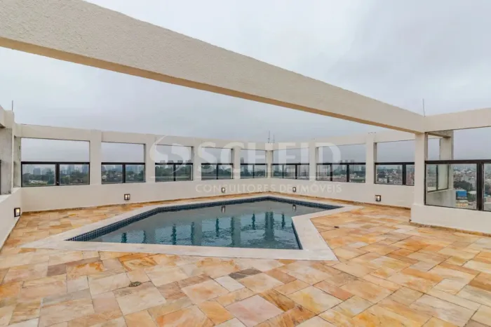 Cobertura no Morumbi com 636 m², 4 suítes e amplo terraço com piscina.