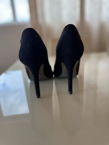 Scarpin lança perfume 37