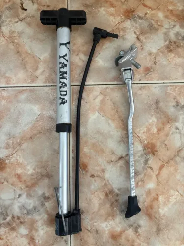 Bomba de encher pneu e descanso para bike
