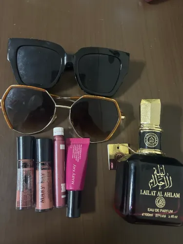 Óculos perfume e batons