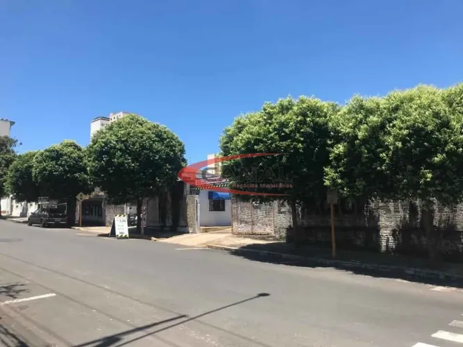 Terreno de Esquina em área central - totalmente plano - pronto para construir
