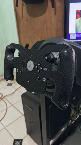 Volante Thrustmaster T300RS 3,9nm com Pedal T3PA, Incluí dois aros, F1 e um original.