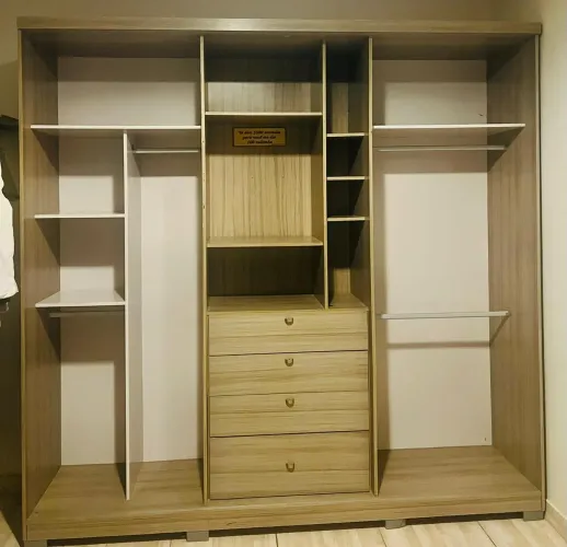 Closet (Guarda roupa sem portas )