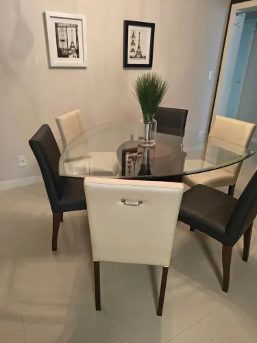 mesa e cadeiras