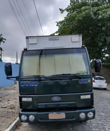 Vende-se um caminhão baú 3/4