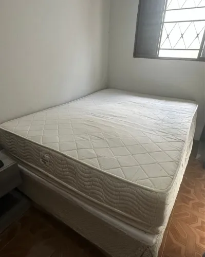 Cama semi nova super confortável 