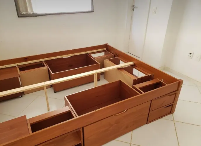 Cama de casal, com criado mudo e gaveteiros, em madeira