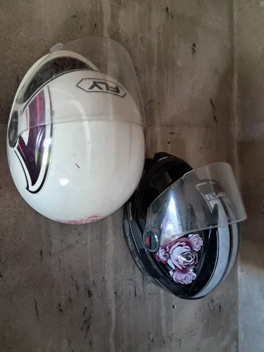 Vendo dois capacetes, 60 e 58 número