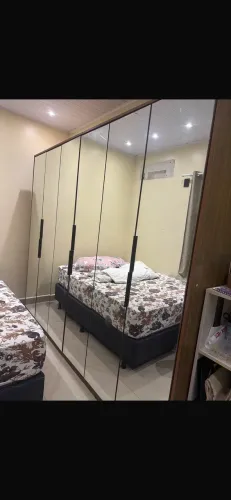 Vendo Guarda-roupas 6 portas com espelho