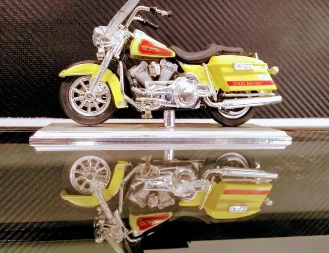 Miniatura Harley Davidson Road King escala 1:10
