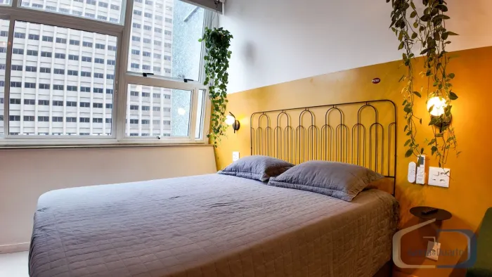 Apartamento totalmente mobiliado, na Av. Rio Branco, andar alto, a apenas 2 minutos do met