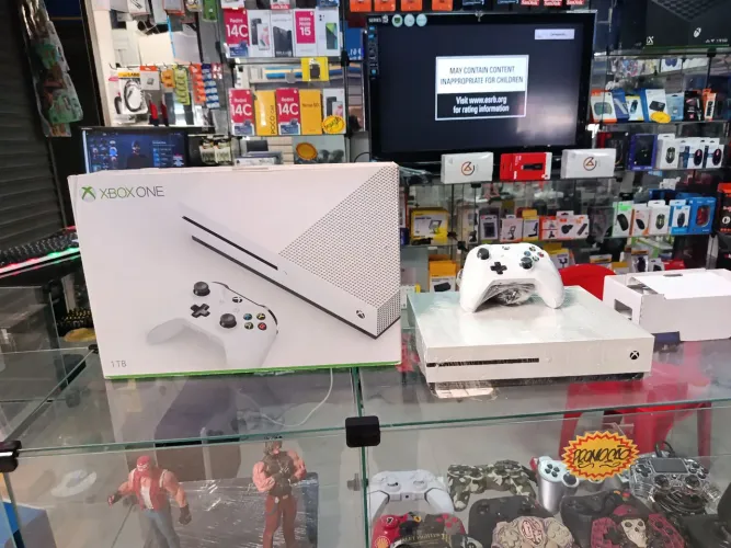Xbox one s 4k com garantia nota pra vc confera game novíssimo