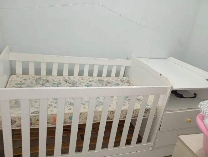 Berço 3 em 1 ,ainda vem com conjunto de menina , mosquiteiro lençol etc