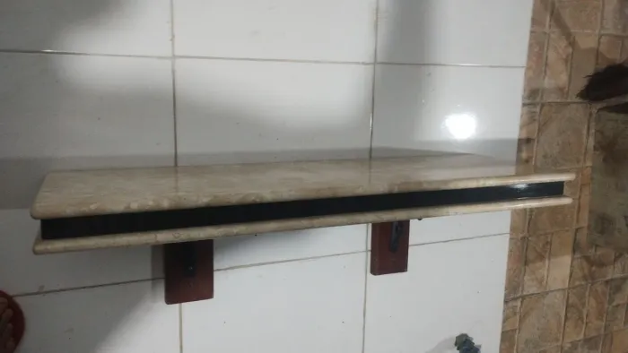 Aparador em granito trabalhado com suporte de madeira e ferro fundido.