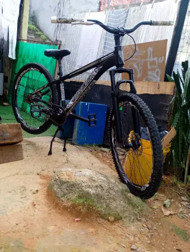 Bicicleta boa em bons estado um mês de uso toda boa quem comprar ainda ganha duas luz LED