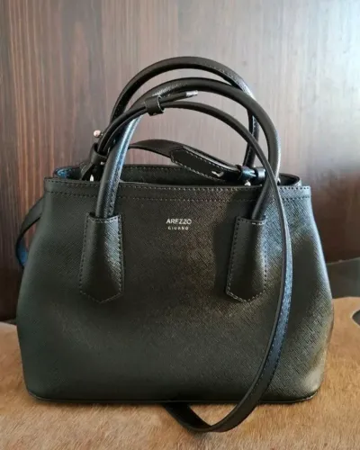 Bolsa ARREZO, em PU de excelente qualidade com duas opções de alça. Maravilhosa.?