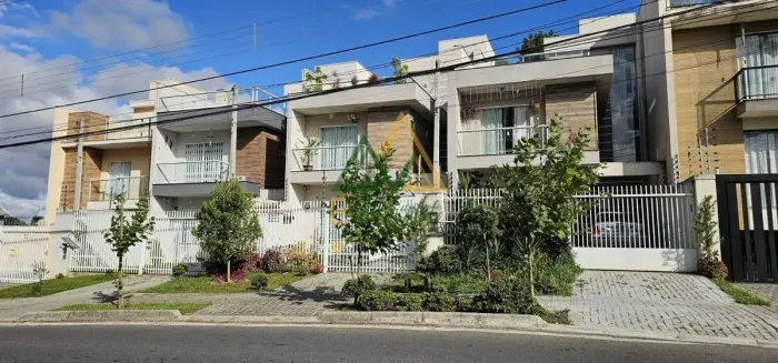 Sobrado à venda no bairro Santa Cândida em Curitiba/PR