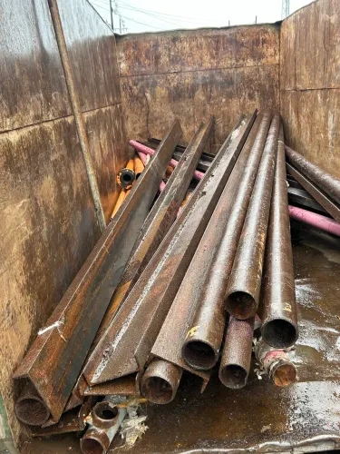Tubos de ferro e ferragens
