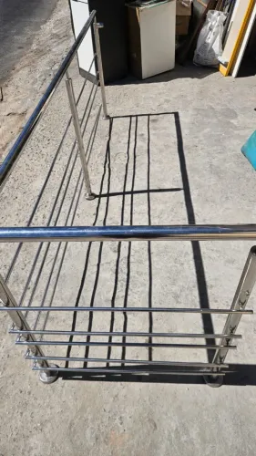 Guarda corpo em inox formato L 264cm de um lada 80cm do outro 95cm de altura