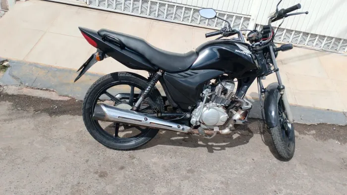 Vendo moto 125 preta