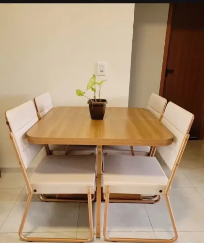 Mesa com 4 cadeiras