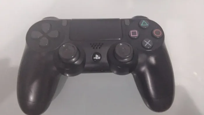 1 controle ps4 e 3 jogos em CD podemos negociar o valor